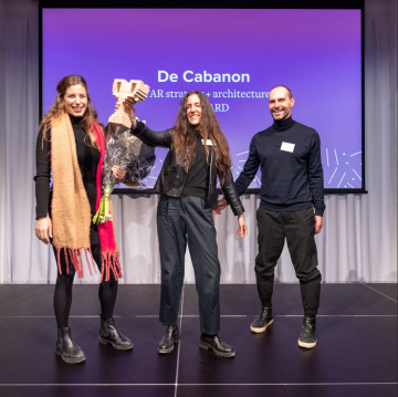 Die drei Preisträger der Cabanon nehmen auf der Preisverleihung in Rotterdam den Interior-Award in Empfang.