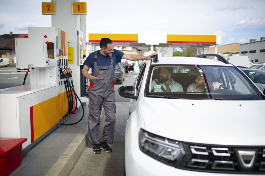 Plausch an der Tankstelle