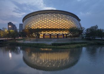 Beleuchtetes Stadion am Abend