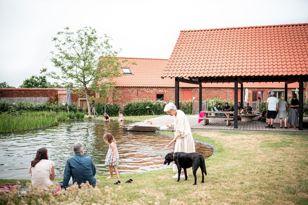 Dorfbewohner spielen rund um den Teich