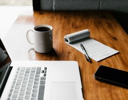 Arbeitsplatte aus Holz, auf der ein Laptop liegt