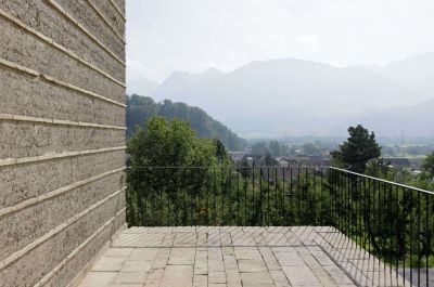 Balkon mit Lehmwänden und Blick auf Bergpanorama