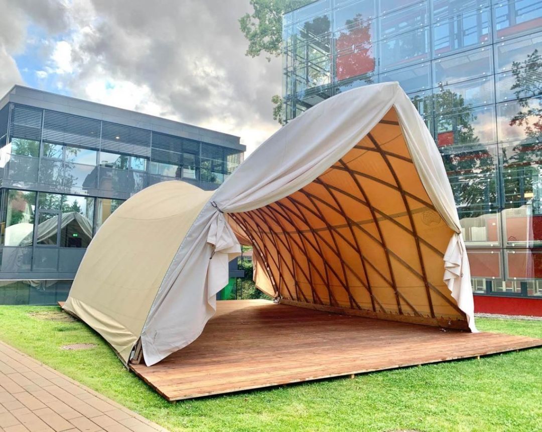 STROHBOID ist ein Unternehmen, das sich auf Bausysteme für die Toursimus- und Eventbranche spezialisiert hat. Im Fokus steht dabei CO2-neutrales und ökologisches Bauen mit natürlichen und schadstofffreien Baustoffen.