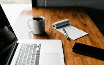 Arbeitsplatte aus Holz, auf der ein Laptop liegt