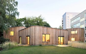 Neubau mit Holz und Lehm: der Hort am Prenzlauer Berg