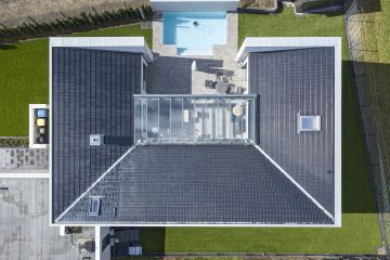 Solardachsteine bedecken ein komplettes Dach
