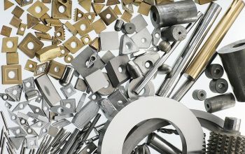 Eine Vielzahl von verschiedenen Metallteilen in verschiedenen Formen und Größen, darunter Bohrer, Stangen und Schneidwerkzeuge.