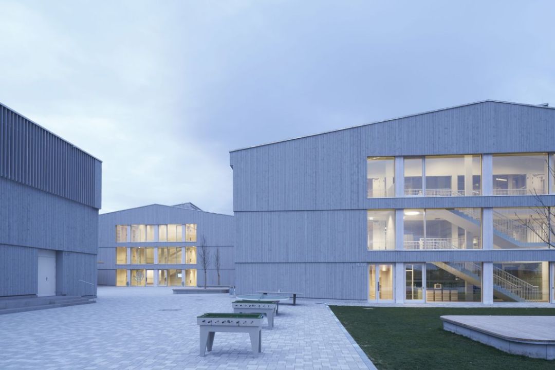 Das Schmuttertal-Gymnasium in Diedorf, ebenfalls ein Plusenergiegebäude, wurde 2016/17 Sieger des DNP Architektur.