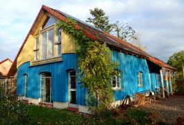 Holzhaus, farbig gestrichen