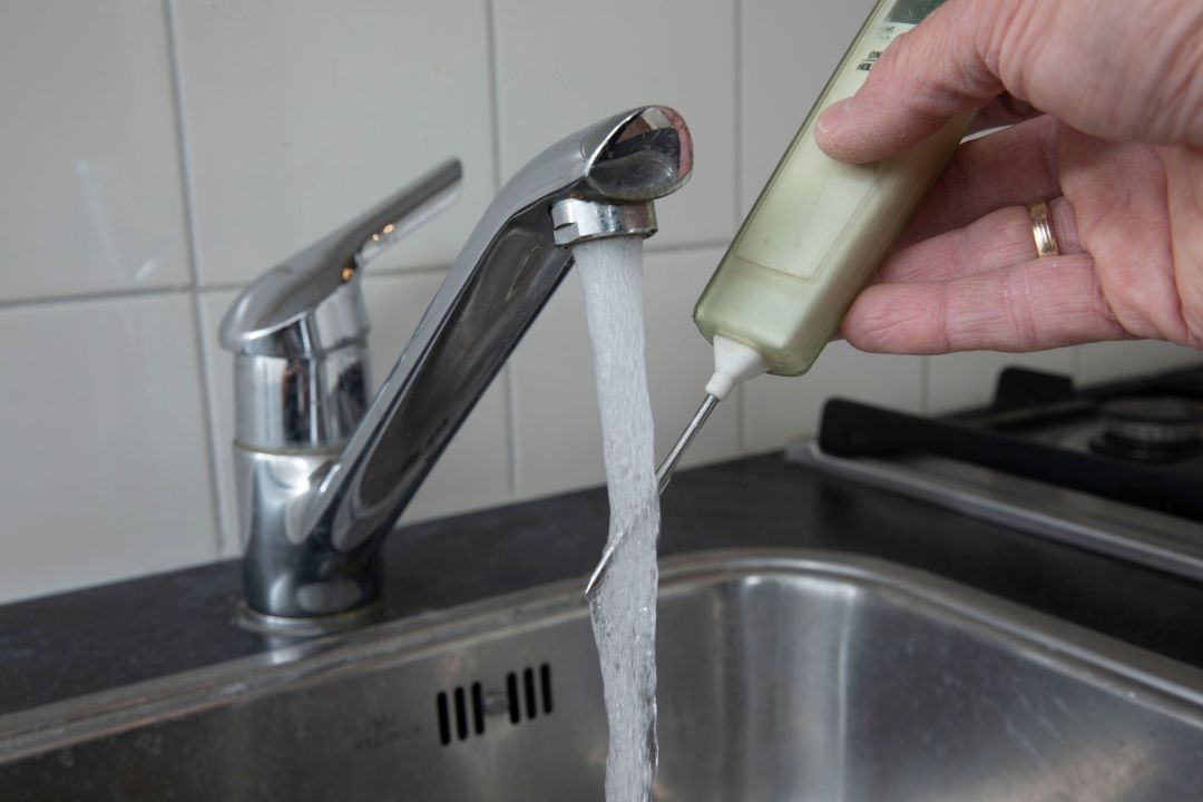 Legionellen im Wasser: Temperatur Wasser messen