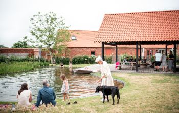 Dorfbewohner spielen rund um den Teich