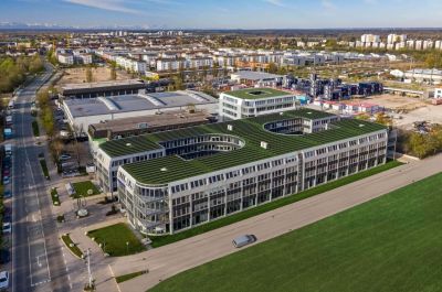 Auch bei dem 30 000 m2 umfassenden Bürokomplex Hatrium in Unterhaching setzt die Schwaiger Group auf ein nachhaltiges Energiekonzept. Dafür wechselte sie auf die mittels Geothermie erzeugte Fernwärme.