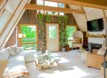 Haus mit natürlichen Baumaterialien aus Holz, Wolle, Kalkputz
