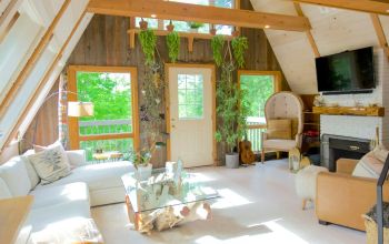 Haus mit natürlichen Baumaterialien aus Holz, Wolle, Kalkputz