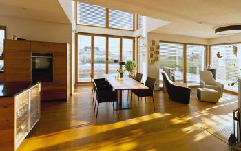 Als Baustoff kann Holz zum Beispiel für Möbel, den Boden oder die Hauskonstruktion verwendet werden.