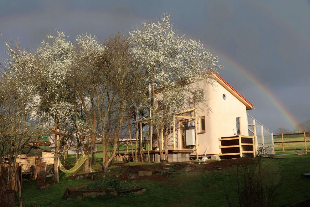 Tiny House mit Regenbogen