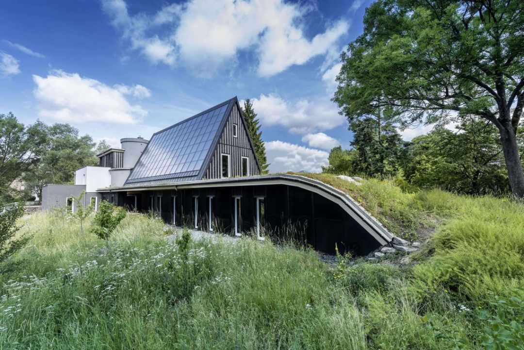 Das Sonnenhaus Konzept von Uwe und Susanne Fickenscher in Hof an der Saale ist ein Green Building, das mit mit seinen Grundlagen, einer nachhaltigen Bauweise und einem effizienten Energiekonzept überzeugt.