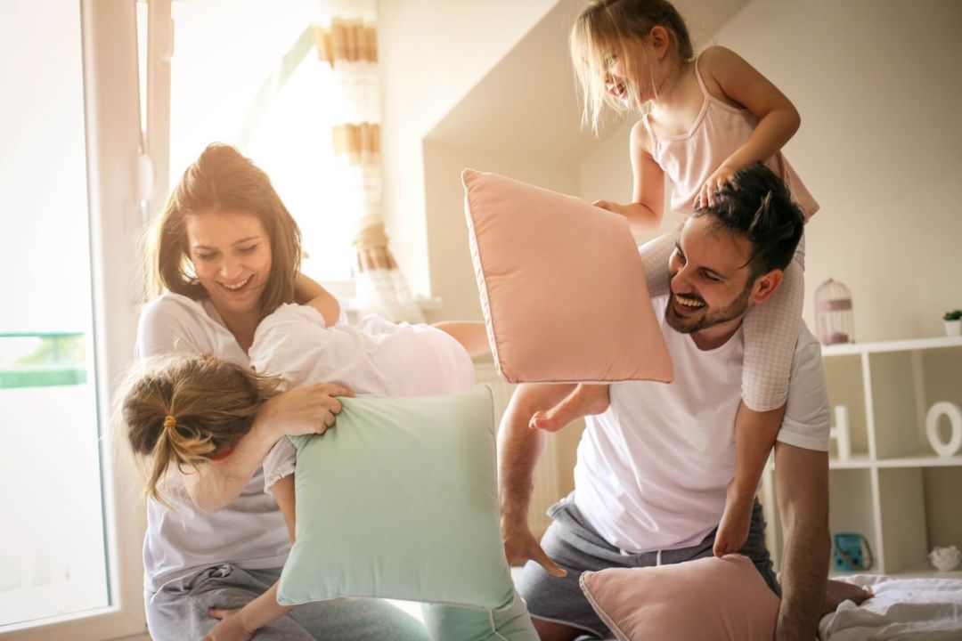 Kissenschlacht Familie