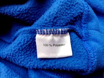Blaues Kleidungsstück aus Polyesterfleece