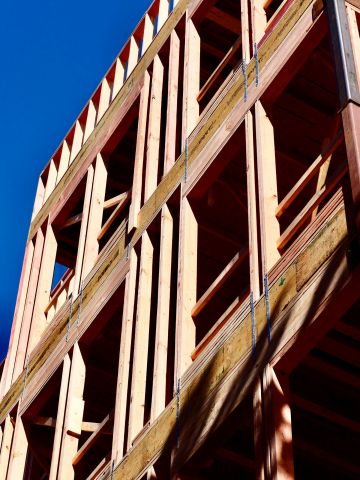 Detailansicht einer Holzmodulbau-Fassade