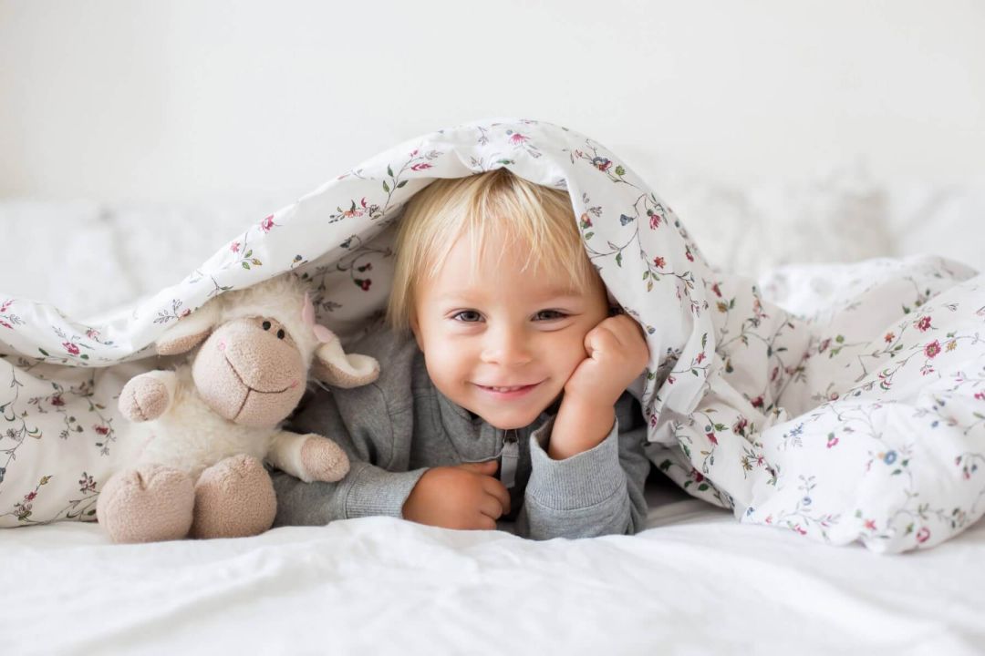 Kind im Milbenfreien Bett_