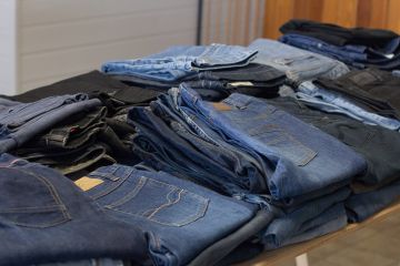 Alte Jeanshosen auf einem Haufen