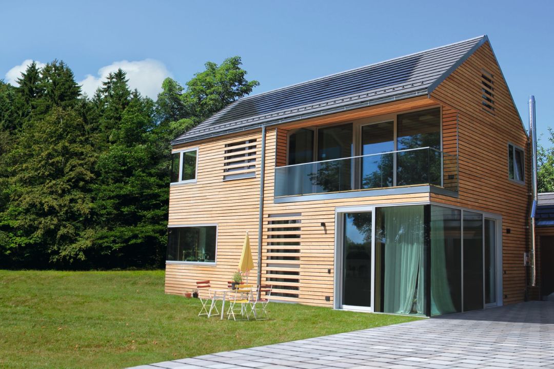 Holzhaus mit Solardachziegelfeld