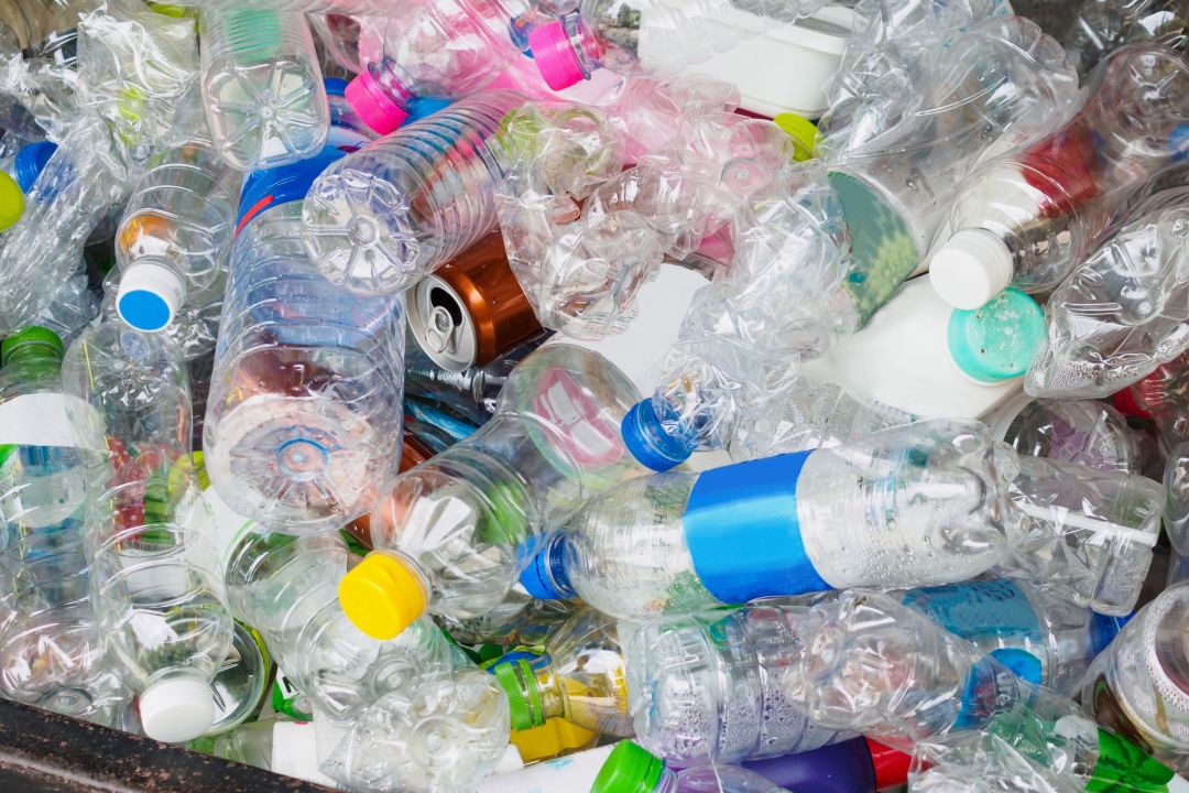 Plastikmüll mit PET-Flaschen