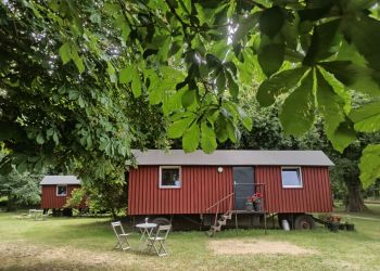 Glampingurlaub an der Ostsee auf Rügen: Schäferwagen auf Biogut Saalkow