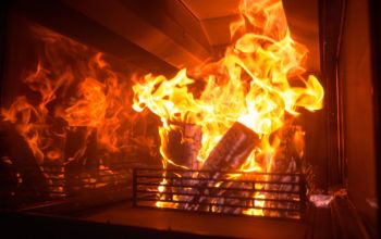 Holz verbrennt im Ofen