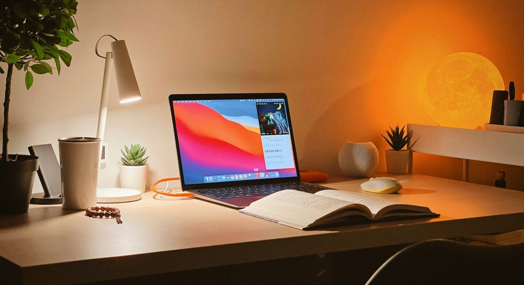 Arbeitszimmer, warm beleuchtet