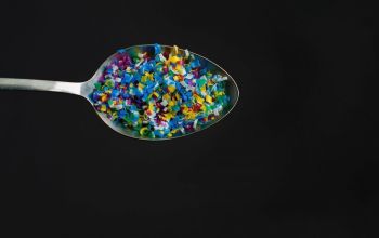 Kleine Plastikteilchen auf einem Löffel