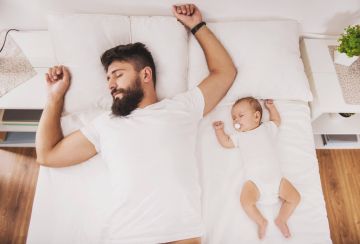 Vater und Baby schlafen