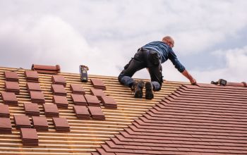 Dachdecker bei der Arbeit