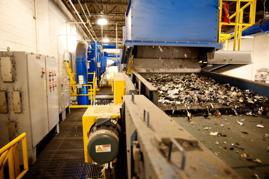 Automatische Müllsortierung im Recyclingbetrieb