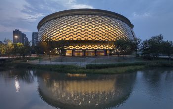 Beleuchtetes Stadion am Abend