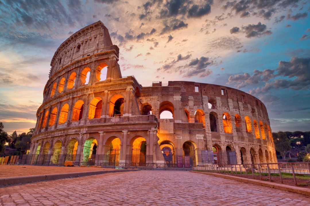 Kolosseum Rom Das Kolosseum in Rom gehört zu den bekanntesten antiken Baukörpern der alten Römer. Das alte Wissen über die Baukunst der Antike wird immer wieder in neuen Forschungsarbeiten aufgedeckt. Es kann sich lohnen, diese Techniken auch für moderne