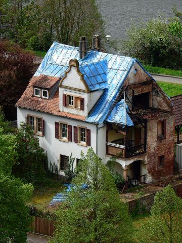 Altes Haus wird saniert: Das Dach wird neu gemacht, links sieht es schon ganz gut aus, rechts sieht man deutlich die marode Bausubstanz.