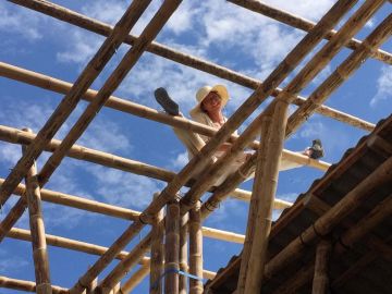 „Kati vom Dach“ – Studentin beim Schnüren der Bambusstruktur