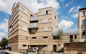 Die private Baugemeinschaft Z8 hat mit den Architekten von ASUNA ein Wohn- und Geschäftshaus in massiver Holzbauweise errichtet.