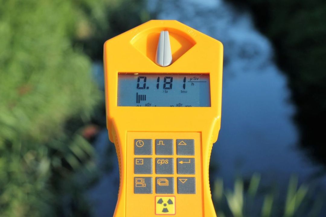 Mit einem Dosimeter kann Strahlung (von zum Beispiel Radon) auch im eigenen Haus gemessen werden
