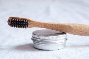 Zahnbürste aus Holz und ohne Plastik