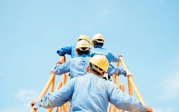 Arbeiter laufen über eine Leiter Richtung Himmel