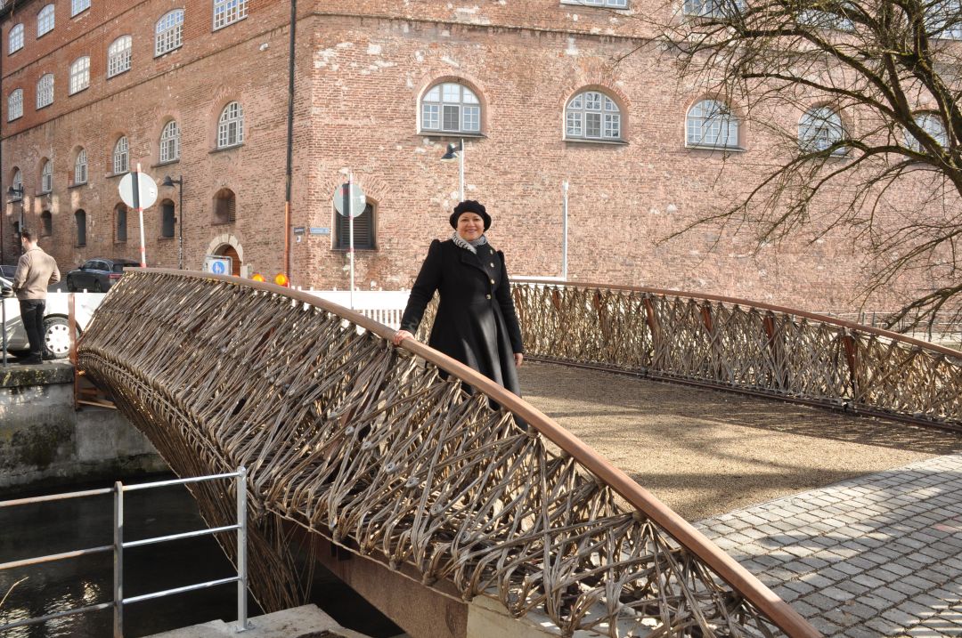 Leiterin und Projektarchitektin Hanaa Dahy auf der pflanzenbasierten Brücke in Ulm