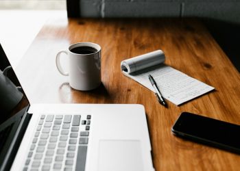 Arbeitsplatte aus Holz, auf der ein Laptop liegt