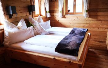 Zirbenbett im Zirbenzimmer mit Zirbenkissen