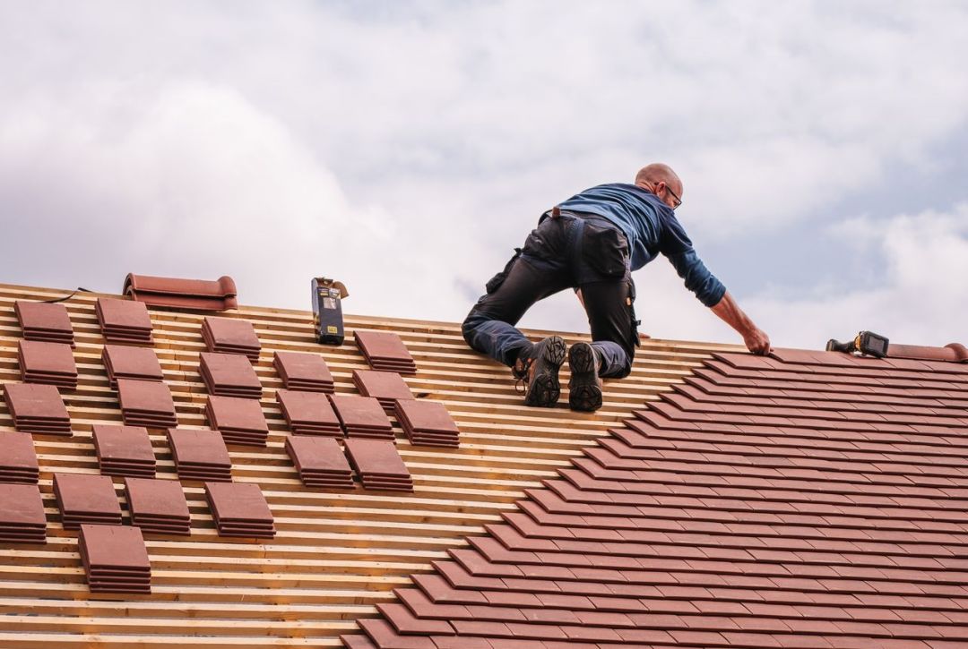 Dachdecker bei der Arbeit
