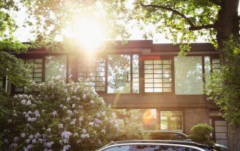 Von Sonnenlicht bestrahltes Haus, die Vorhänge an den Fenstern sind zugezogen