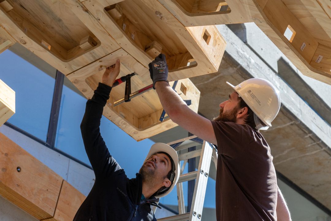 Bauarbeiter verarbeiten Holzmodule auf einer Baustelle