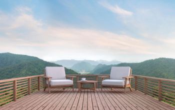 Holzbalkon vor Alpenpanorama